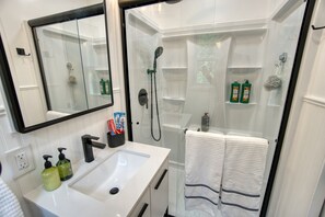 Een douche, een haardroger, handdoeken, zeep