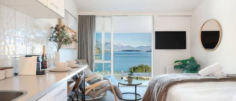 Tabla de planchar con plancha, wifi y ropa de cama