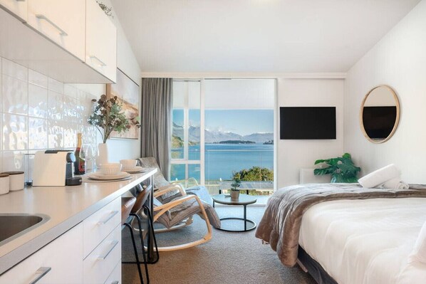 Iron/ironing board, WiFi, bed sheets