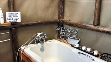 Shower, bidet, towels, toilet paper