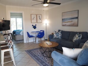 Smart TV - Sapphire Condo-Blue Elegance with a Pool View and Steps from the Beach, (Panama City Beach)