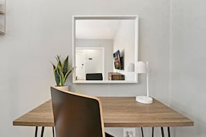 Classic Apartment | Desk, iron/ironing board, free WiFi - Peaceful 1BR Escape in Evanston - Hinman (Evanston)