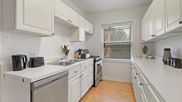 Apartemen Klasik | Dapur pribadi | Lemari es, microwave, oven, dan kompor