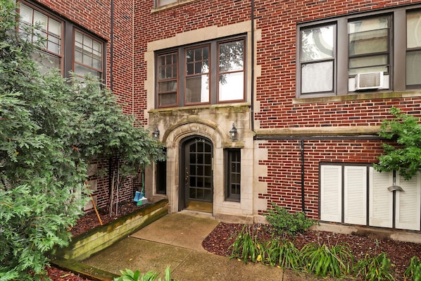 Exterior - Peaceful 1BR Escape in Evanston - Hinman (Evanston)