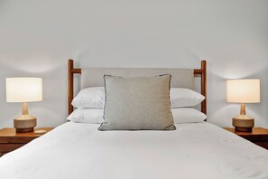 5 bedrooms, iron/ironing board, free WiFi, bed sheets