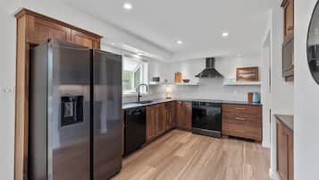 Micro-ondes, four, plaque de cuisson, lave-vaisselle