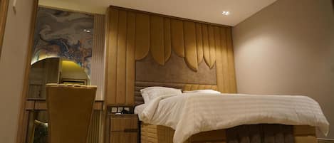 Ein modernes Schlafzimmer mit einem großen Bett, einem Holz-Kopfteil und einem Marmorboden.