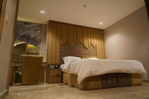 Luxe suite, uitzicht op golfbaan | Een bureau, een laptopwerkplek, gratis wifi