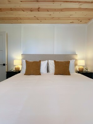 3 bedrooms, desk, iron/ironing board, WiFi - The Cozy North Farmhouse (Grawn)