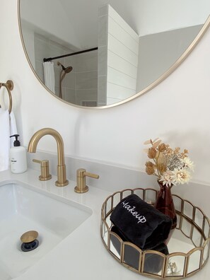 Hair dryer, towels, soap, toilet paper - The Cozy North Farmhouse (Grawn)