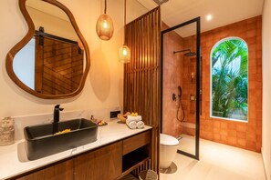 Dutxa, assecador de cabells i tovalloles 