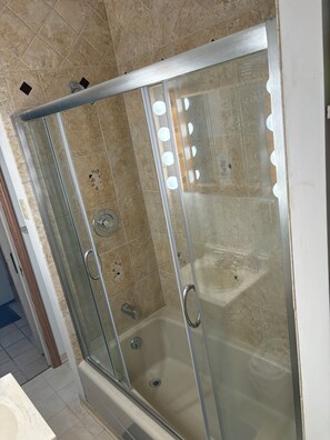 Shower, towels, soap, toilet paper - Spectacular 5-bedroom home in Anaconda. (Anaconda)