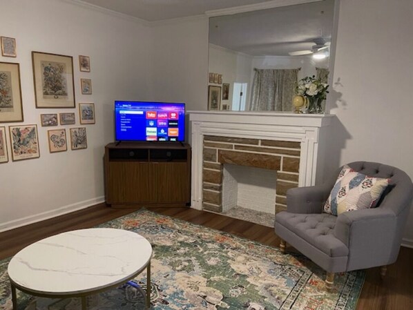 Interior - Charming 1-bedroom apartment in Little Italy with AC, WiFi (Cleveland)