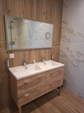 Dusche, Haartrockner, Handtücher