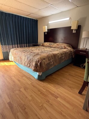 Desk, laptop workspace, free WiFi - holiday motel (Springhill)