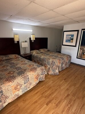 Desk, laptop workspace, free WiFi - holiday motel (Springhill)