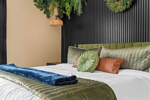 3 bedrooms, iron/ironing board, free WiFi, bed sheets - New! 3BR Condo, Private Hot Tub, Close to Strip (Branson)