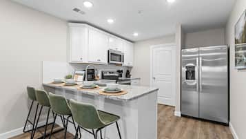 Refrigerador, microondas, horno, placa de cocina