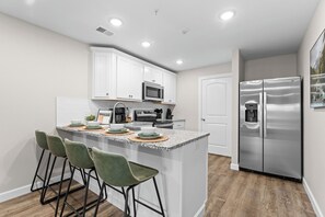 Fridge, microwave, oven, stovetop - New! 3BR Condo, Private Hot Tub, Close to Strip (Branson)