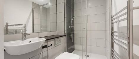 シャワー、ヘアドライヤー、タオル、石鹸