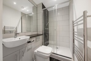 Ducha, secador de pelo, toallas, jabón