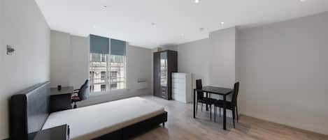 1 dormitori, planxa i posts de planxar, wifi i roba de llit