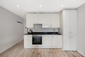Microondas, horno, placa de cocina