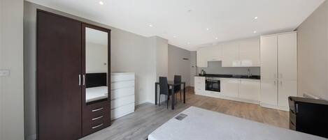 1 dormitorio, tabla de planchar con plancha, wifi y ropa de cama