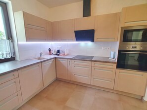 Jääkaappi, mikroaaltouuni, uuni, liesi