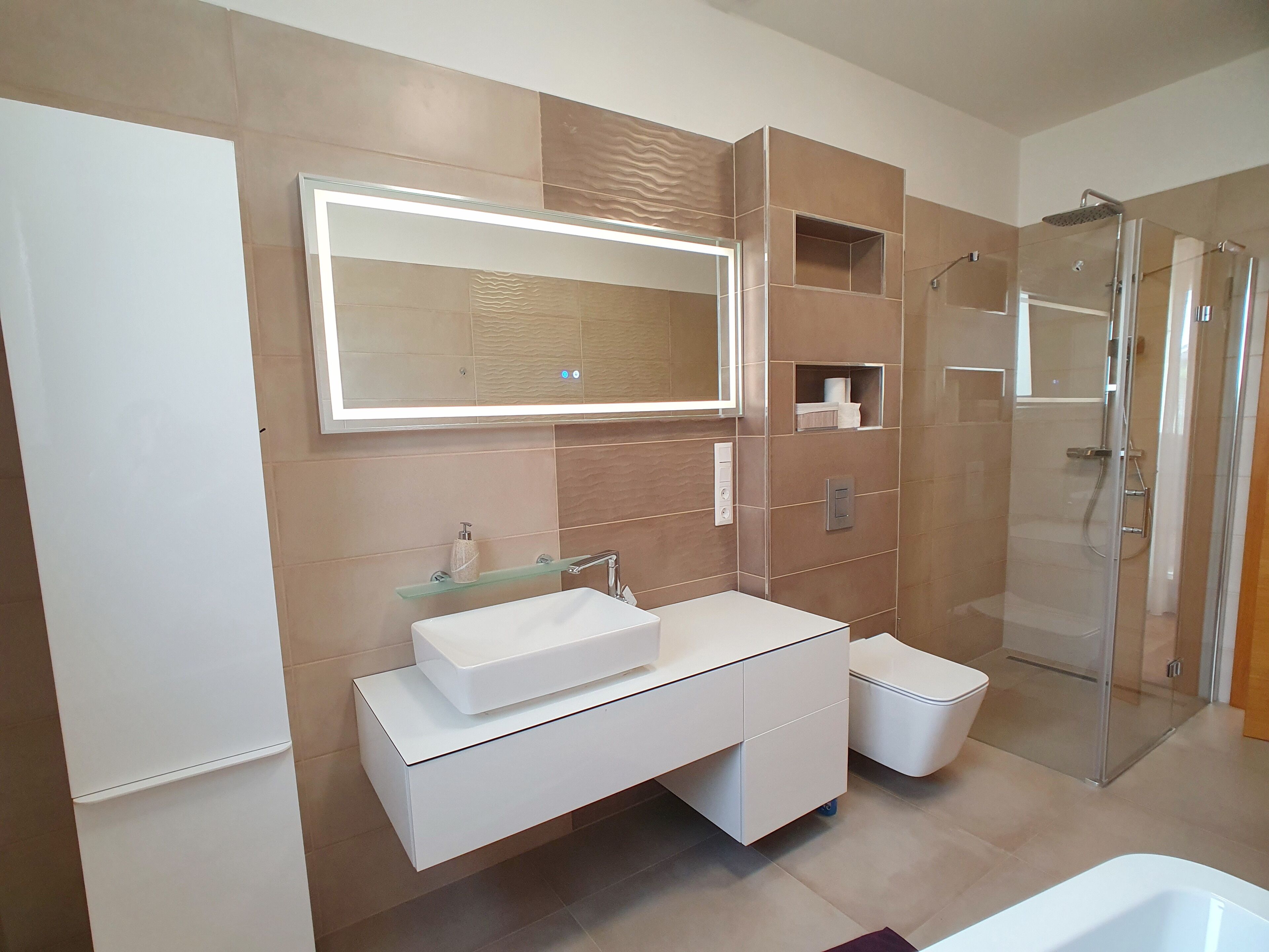 Shower, hair dryer, towels
