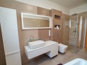 Shower, hair dryer, towels - Modern villa with 3 air-conditioned bedrooms - ideal for a beach vacation (Vonyarcvashegy)