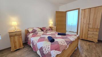 Iron/ironing board, free WiFi, bed sheets