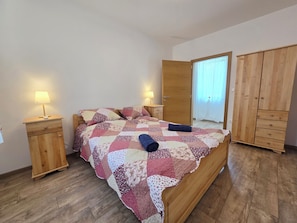 3 bedrooms, iron/ironing board, free WiFi, bed sheets
