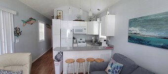 Charming 2-bedroom bungalow with AC, WIFI with the intercoastal waterway access