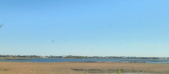 Charming 2-bedroom bungalow with AC, WIFI with the intercoastal waterway access