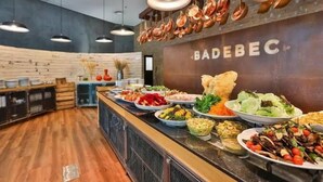Un'area buffet con diversi piatti e un cartello con la scritta 'BADEBEC'.
