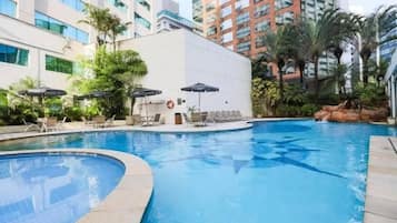 2 outdoor pools