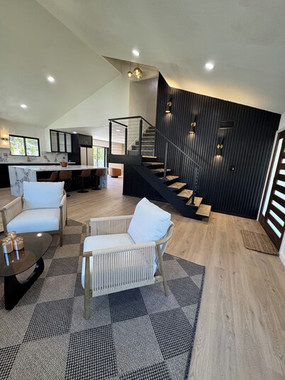 Safe neighborhood Charming 3-bedroom house with AC, WiFi in Thousand Oaks