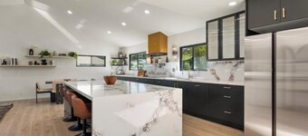 Safe neighborhood Charming 3-bedroom house with AC, WiFi in Thousand Oaks