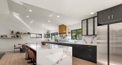 Safe neighborhood Charming 3-bedroom house with AC, WiFi in Thousand Oaks