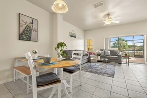 TV - Charming & Gorgeous Lake views 3+2.5 townhome Washer Dryer AC Wi free parking (Kissimmee)