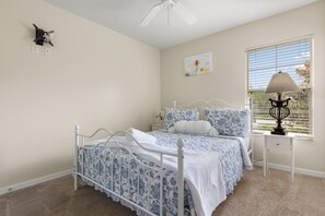 3 bedrooms, iron/ironing board, WiFi, bed sheets - Charming & Gorgeous Lake views 3+2.5 townhome Washer Dryer AC Wi free parking (Kissimmee)