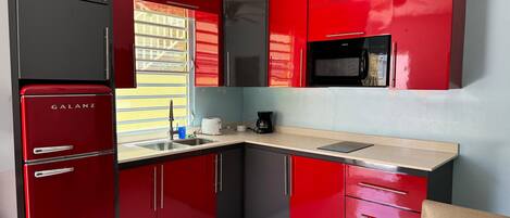 Jääkaappi, mikroaaltouuni, liesi, kahvin-/teenkeitin