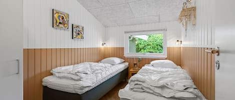 Travel cot, free WiFi