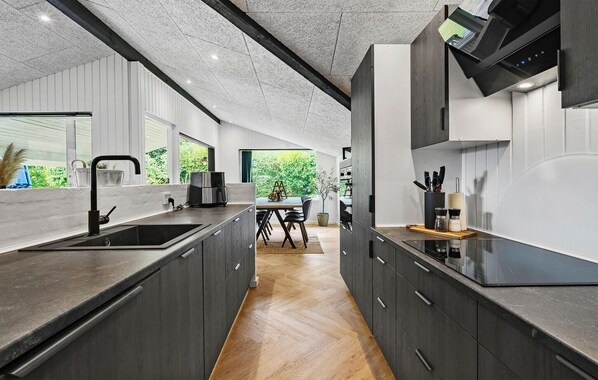 冷蔵庫、オーブン、コンロ、食器洗い機