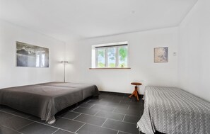 1 bedroom, travel cot, free WiFi