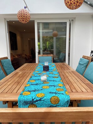 Outdoor dining - Beautiful four bedroom house suitable for families and contractors (Bushey)