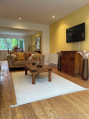 Smart TV - Beautiful four bedroom house suitable for families and contractors (Bushey)