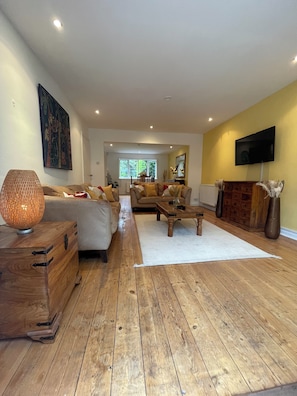 Smart TV - Beautiful four bedroom house suitable for families and contractors (Bushey)