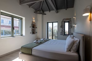 Iron/ironing board, travel crib, WiFi, bed sheets